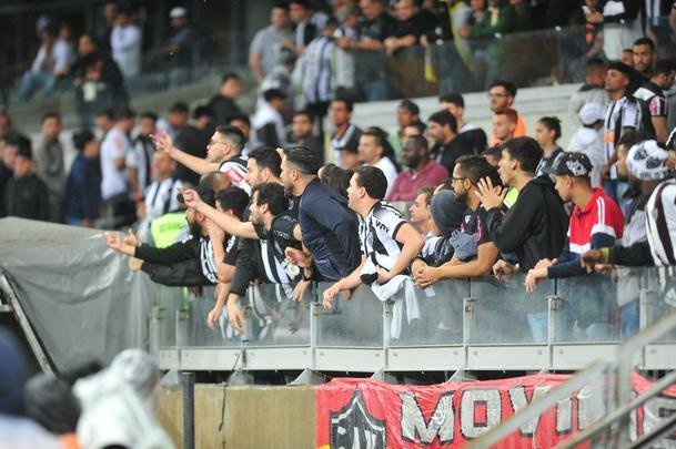 Fotos de tristeza e decepo dos torcedores atleticanos com a eliminao da Copa Sul-Americana para o Coln, no Mineiro. Galo perdeu nos pnaltis por 4 a 3