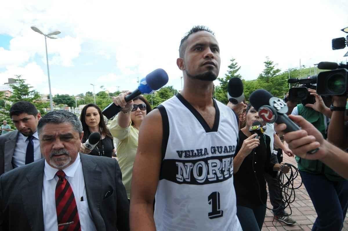 Vestido com camiseta da Galoucura Zona Norte, goleiro esteve nesta quinta-feira no Frum de Santa Luzia, na Regio Metropolitana de Belo Horizonte, para apresentar as garantias de sua liberdade