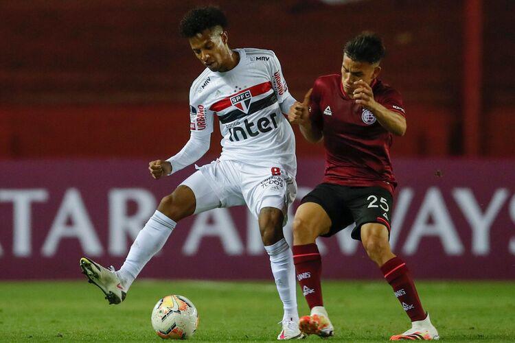 Tchê Tchê, meio-campista do São Paulo, ganhou esse apelido nas categorias de base do Pão de Açúcar. Mas quando foi para transferido para a Ponte Preta, teve que mudar para seu nome de batismo, Danilo Neves. A decisão não foi dele, mas, sim, da diretoria do clube alvinegro. Após deixar Campinas, ele voltou a usar a alcunha que carrega até hoje.