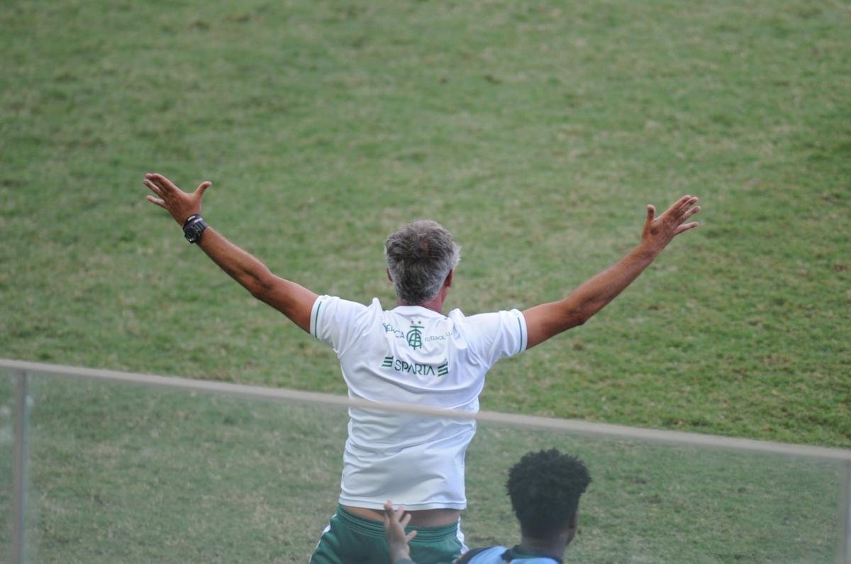 Fotos: gol anulado do América e reclamação em campo