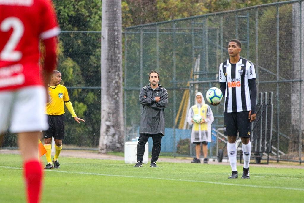 Micael dos Santos - Revelado pelo Independiente de Limeira, o lateral-esquerdo de 19 anos chegou ao Atltico para ganhar a titularidade na posio. O garoto j soma 14 jogos na equipe sub-20 do Atltico.