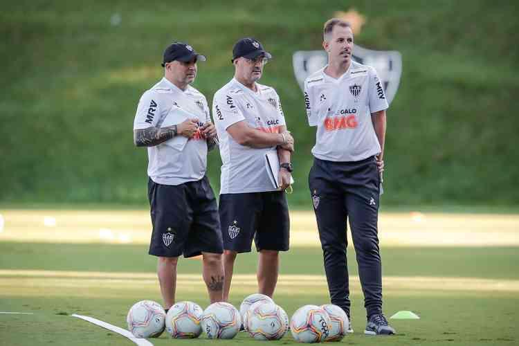 O analista de desempenho do Atlético, Diogo Alves (direita), recebeu o diagnóstico positivo de COVID-19 nesta quarta-feira, dois dias após a testagem em todos os profissionais do Galo.