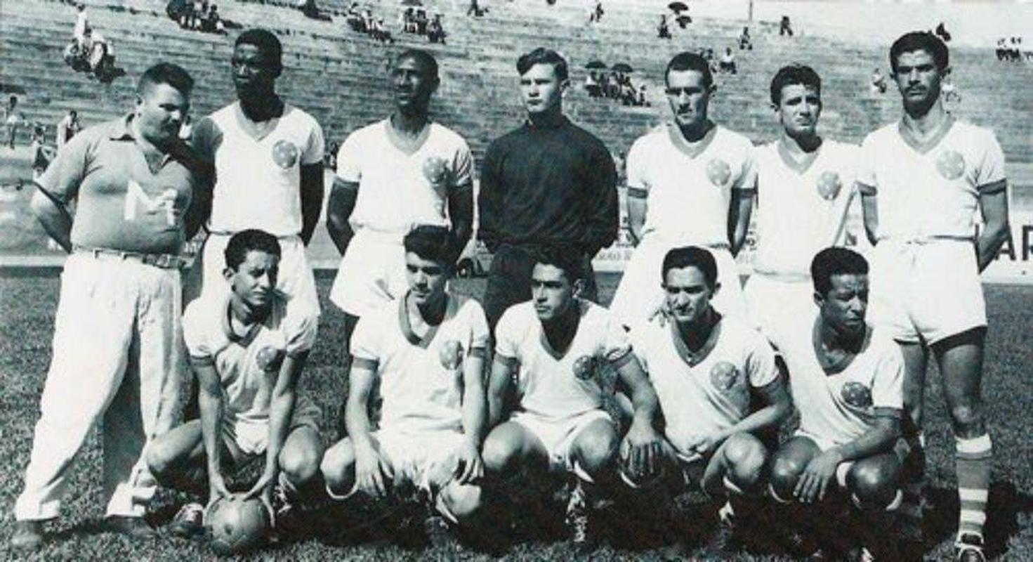 Ainda nesse padro, em 1950, aconteceu um marco histrico para o Cruzeiro: o lanamento de um segundo uniforme, com a camisa branca. Ela seguia os padres da camisa principal. Naquele ano, tambm, o clube comeou a usar numerao nos uniformes, uma exigncia da Fifa. Nas camisas do Cruzeiro, os nmeros eram brancos ou azuis.