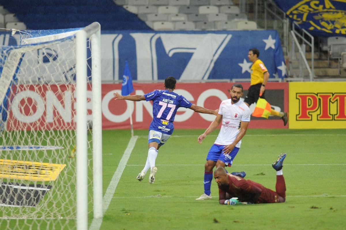 Fotos do jogo entre Cruzeiro e Paran Clube, no Mineiro, em Belo Horizonte, pela 19 rodada da Srie B do Campeonato Brasileiro
