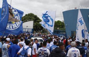 Torcedores do Cruzeiro foram  porta da Toca II apoiar os jogadores na vspera do jogo com o Flamengo