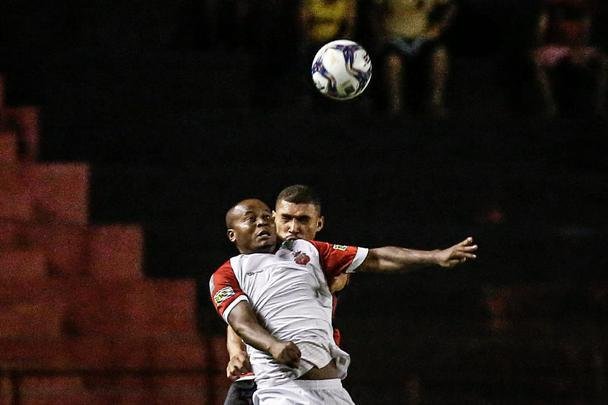 O Sport abriu o placar no primeiro tempo com Elton, escolhido pelo técnico Guto Ferreira como titular para a partida.