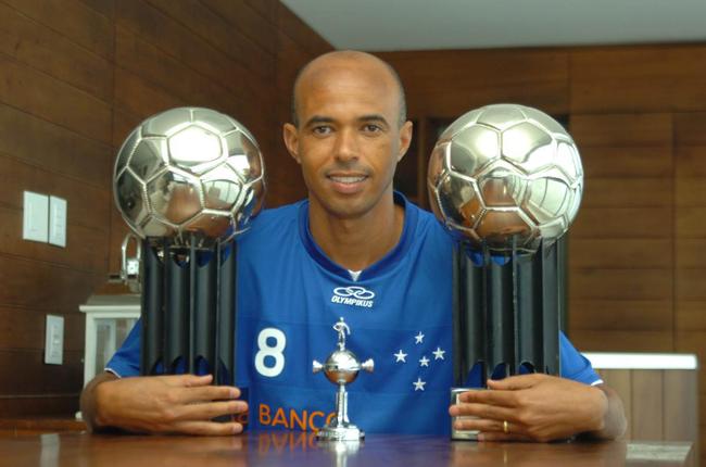 15 ttulos - Ricardinho (volante). Perodo no clube: 1994 a 2002; 2007. Conquistas: Copa Libertadores (1997), Recopa Sul-Americana (1998), Copa Ouro (1995), Copa Master (1995), Copa do Brasil (1996 e 2000), Copa Sul-Minas (2001 e 2002)
Copa Centro-Oeste (1999), Campeonato Mineiro (1994, 1996, 1997 e 1998), Supercampeonato Mineiro (2002), Copa dos Campees Mineiros (1999). 
