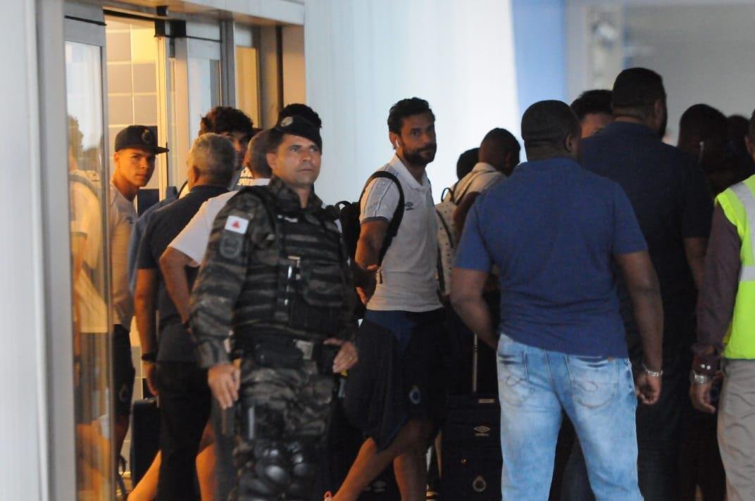 Jogadores do Cruzeiro desembarcaram nesta sexta-feira  tarde no Aeroporto de Confins, na Grande Belo Horizonte, depois da derrota por 2 a 0 para o Grmio, em Porto Alegre. O policiamento foi reforado e houve escolta do nibus at a Toca da Raposa II. No houve presena de torcidas organizadas. Motoristas de aplicativo, presentes no local, foram os nicos a presenciar a chegada. Os cruzeirenses xingaram, enquanto os atleticanos gritaram 'o o o, segunda diviso'.