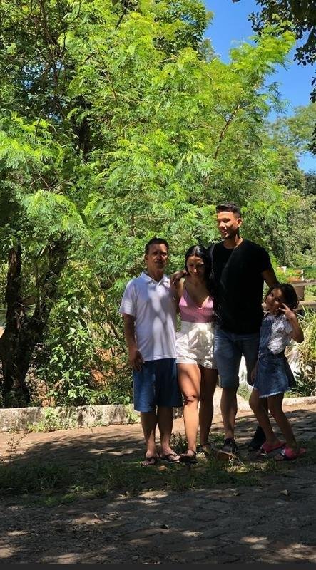 Volante Henrique com familiares, possivelmente no Paran