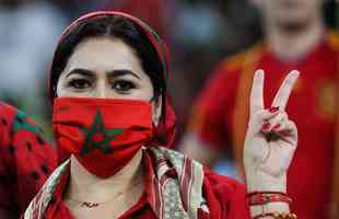 Torcedores de Marrocos e Espanha na deciso no Estdio Cidade da Educao, pelas oitavas de final da Copa do Mundo 