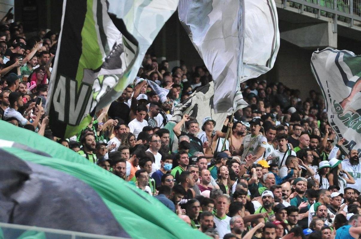Fotos da torcida do Amrica dentro do Independncia, em Belo Horizonte, durante o jogo contra o So Paulo, nesta quinta-feira (18). Partida valida pela volta das quartas de final da Copa do Brasil. 