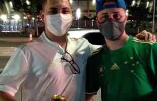 Raul e Sergio vestiram a nova camisa para acompanhar o jogo do Cruzeiro no Mineiro