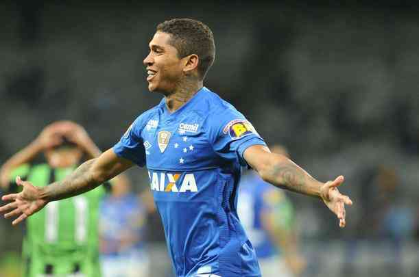 Raniel ampliou vantagem para o Cruzeiro e marcou terceiro gol, de cabea, aps sobra da zaga: 3 a 1