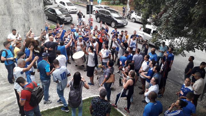 Movimentação na porta da Sede Administrativa do Cruzeiro para o lançamento do 'sócio reconstrução'