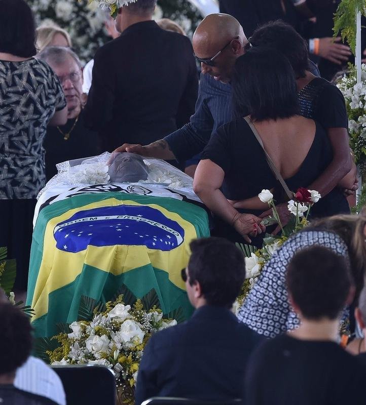 Os ltimos momentos do velrio de Pel, na Vila Belmiro, estdio do Santos. 