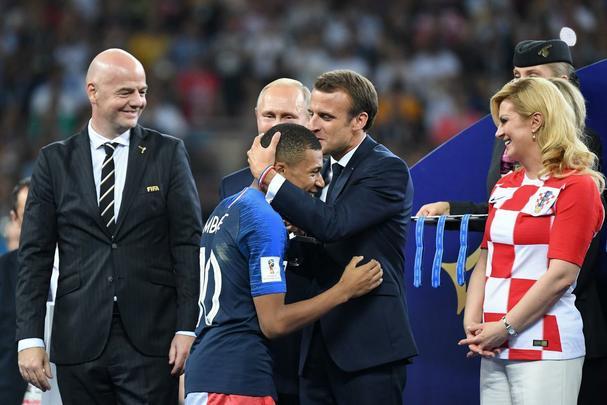 Presidente francês Emmanuel Macron vibra muito com o título francês e depois ainda entrega medalhas e troféu aos campeões; já a presidente croata Kolinda Grabar-Kitarovic deu show de simpatia mesmo com o vice