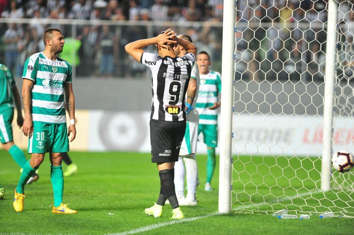 Cazares perde pnalti, Otero marca, mas rbitro invalida gol por invaso da grande rea