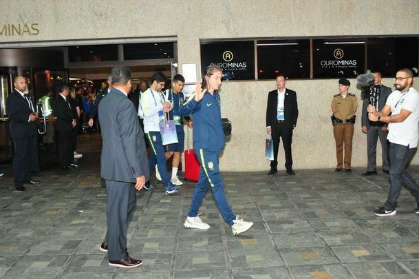 Jogadores da Seleo Brasileira deixaram o hotel rumo ao Mineiro e receberam apoio caloroso da torcida mineira para encarar a Argentina pela semifinal da Copa Amrica