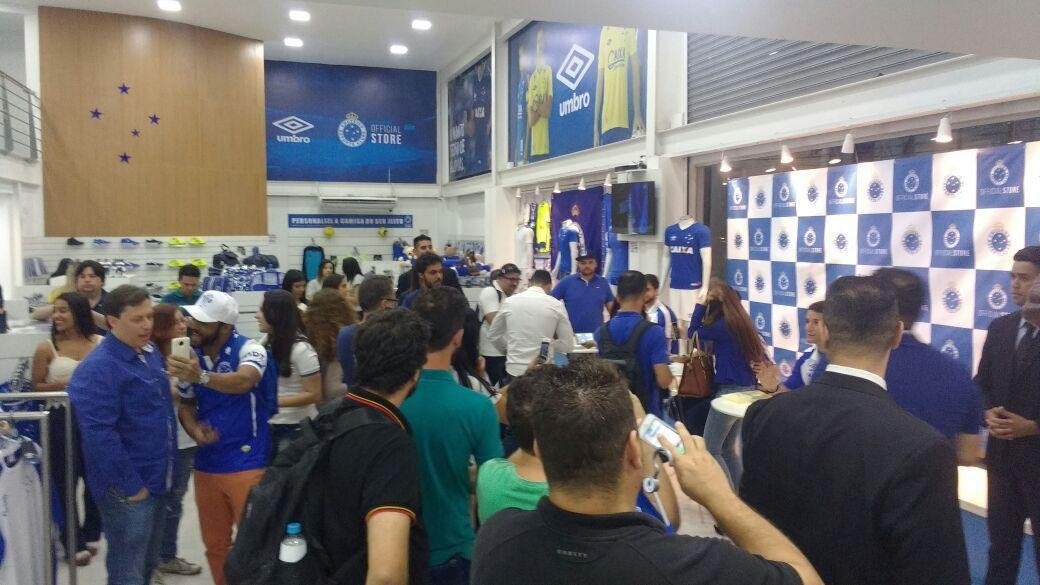 Torcedores do Cruzeiro ganharam autgrafos do volante Hudson e dos meias Thiago Neves e Robinho