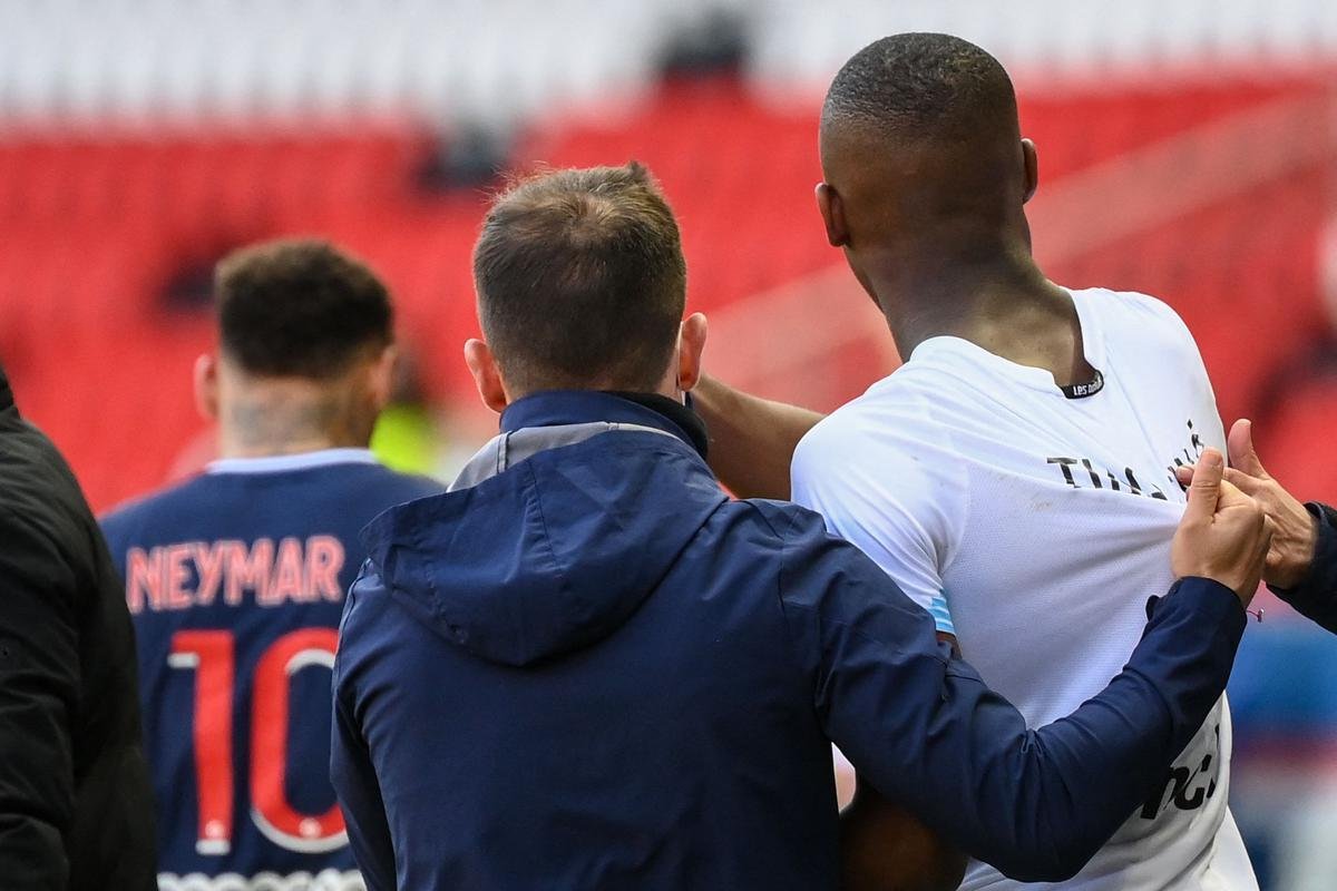 Neymar levou carto vermelho no final da derrota do PSG para o Lille, por 1 a 0, em Paris, ao dar um tranco no adversrio numa disputa de bola na lateral do campo. rbitro entendeu que ele usou fora desproporcional. O brasileiro j tinha carto amarelo e acabou sendo expulso.