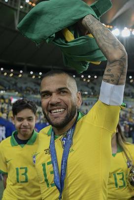 Seleção Brasileira derrota Peru por 3 a 1, conquista Copa América e ergue a taça no Maracanã; veja as fotos da festa do Brasil