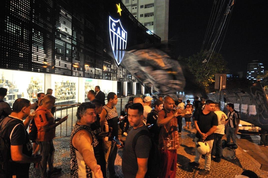 Na noite desta quinta-feira, manifestantes protestaram contra o presidente Srgio Sette Cmara e o diretor de futebol Rui Costa