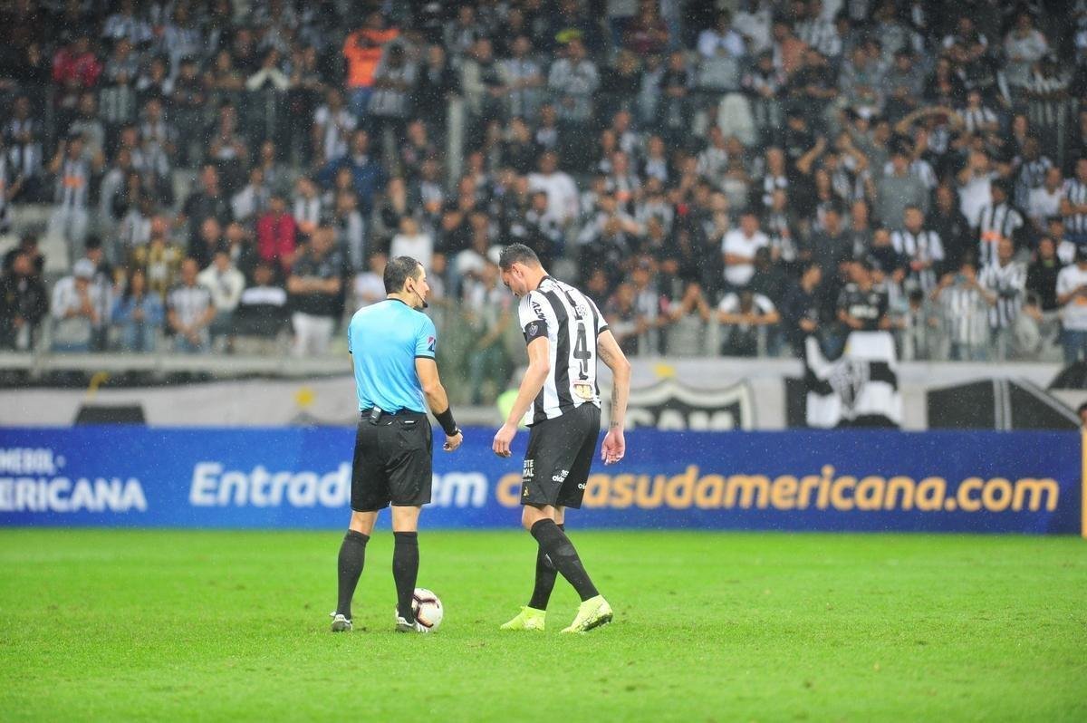 Atltico perdeu por 4 a 3 para o Coln nos pnaltis e foi eliminado da Copa Sul-Americana. Goleiro argentino Burin defendeu penalidades de Rver e Cazares