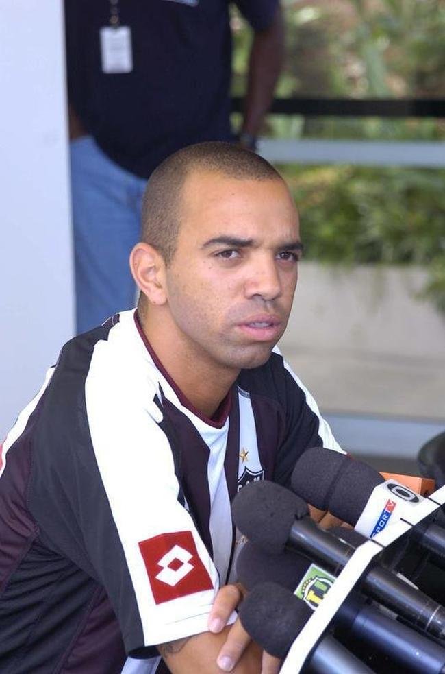 2009 - Diego Tardelli marcou dois gols na derrota por 4 a 2 para o Cruzeiro no Torneio de Ver�o