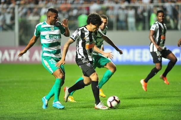 Cazares perde pnalti, Otero marca, mas rbitro invalida gol por invaso da grande rea