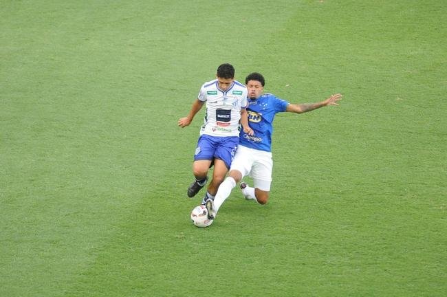 Cruzeiro goleou URT por 3 a 0 no Independncia com gols de Thiago, Machado e Edu em sua estreia no Mineiro. Ronaldo, dono da SAF, assistiu  partida no Horto. Duelo marcou estreia do tcnico uruguaio Paulo Pezzolano