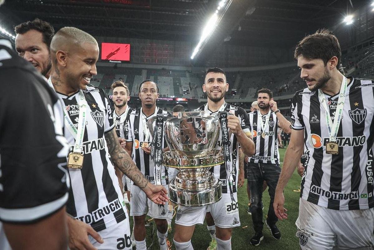 Mais uma taa - Pouco depois do ttulo brasileiro, Alonso fechou com chave de ouro sua trajetria no Atltico: campeo da Copa do Brasil.