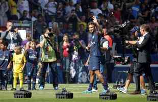 Neymar  apresentado  torcida do Paris Saint-Germain