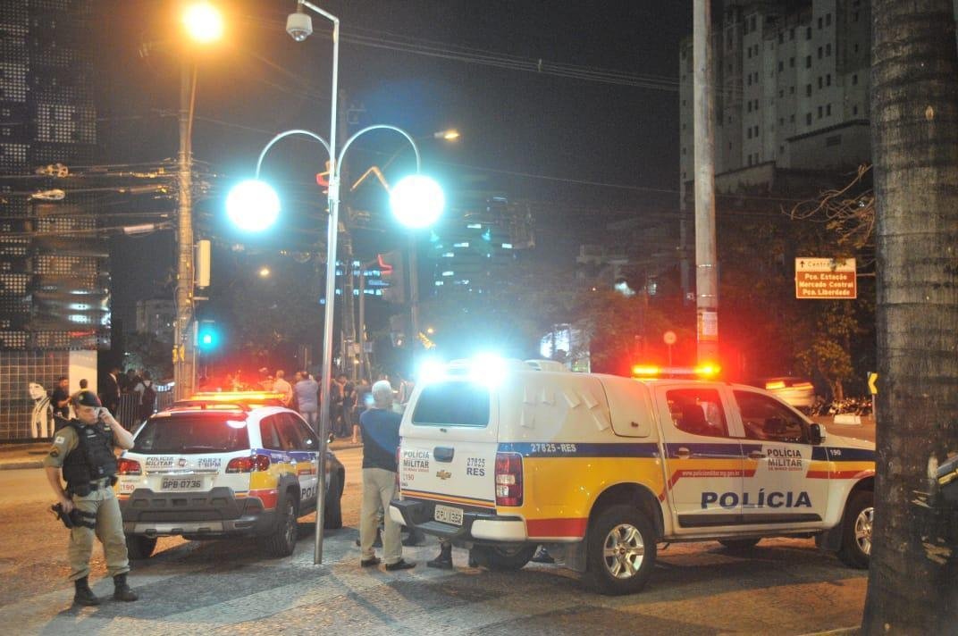Na noite desta quinta-feira, manifestantes protestaram contra o presidente Srgio Sette Cmara e o diretor de futebol Rui Costa