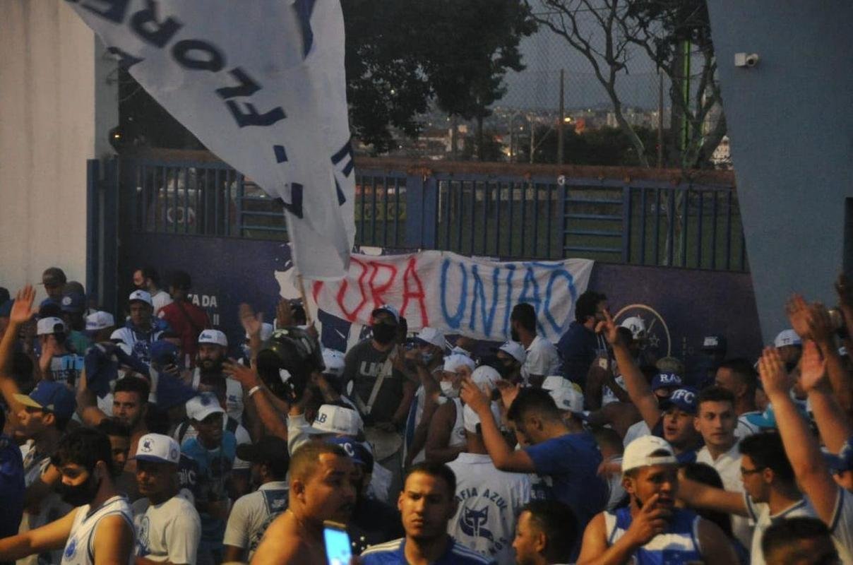 Torcedores do Cruzeiro cobram renncia de Srgio Rodrigues
