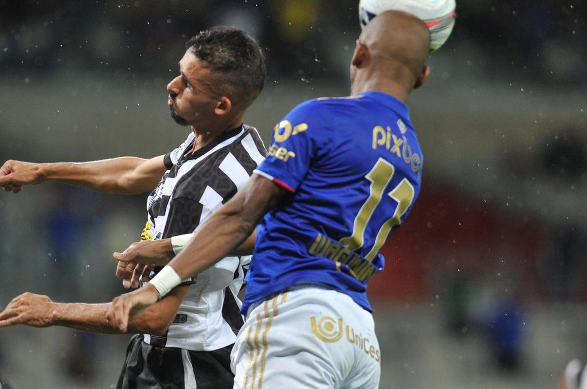 Edu marcou o gol da vitria do Cruzeiro sobre o Democrata-GV no ltimo minuto e mostrou novamente poder de deciso