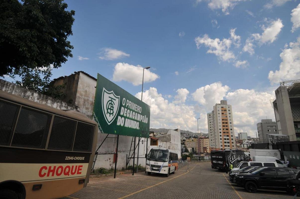 Placa instalada pelo Amrica em frente  janela de vizinha do Independncia traz a frase 'o primeiro decacampeo do mundo'