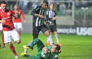 Em jogo com chuva de granizo e 'apago' no Horto, Galo  batido pelo Internacional por 1 a 0