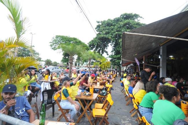 Na regio de Venda Nova, em Belo Horizonte, torcida festeja vitria do Brasil sobre a Coreia do Sul por 4 a 1 pelas oitavas de final da Copa do Mundo