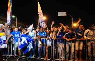 Torcida do Cruzeiro apoia a delegao do time na chegada ao Mineiro