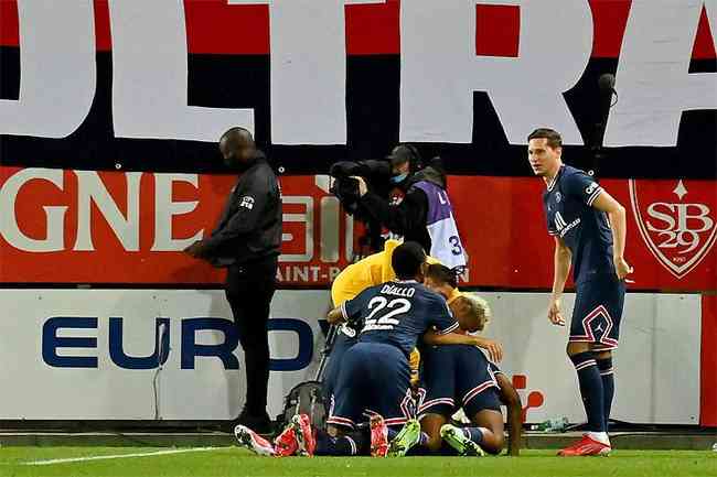 Jogadores do PSG comemoram gol contra o Brest: bom incio mesmo sem astros