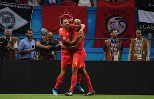 Fernandinho errou ao tentar tirar a bola em escanteio e colocou contra as prprias redes