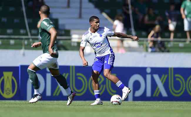 Forward Breno Teixeira debuted as a starter for the Cruzeiro professional against Guarani