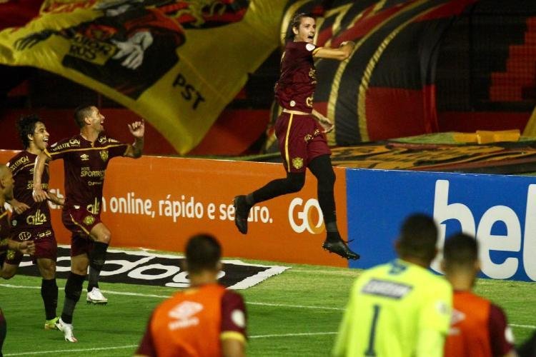 Com gol do zagueiro Maidana, de pênalti, Sport venceu o Corinthians em casa e deu um salto importante na tabela de classificação da Série A.