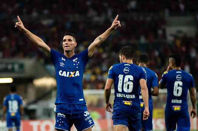 Jogando pelo Cruzeiro, Thiago Neves foi carrasco do Flamengo, sendo autor do pnalti que deu o pentacampeonato da Copa do Brasil ao time celeste, em final contra os rubro-negros