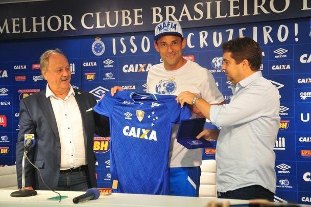 Fred foi apresentado no Cruzeiro pelo presidente Wagner Pires de S e pelo vice Itair Machado
