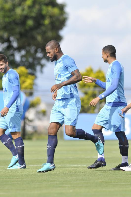 Mano Menezes montou Cruzeiro que deve encarar o Villa Nova no sbado e promoveu trs mudanas em relao ao ltimo jogo: Murilo entrou na vaga de Leo, Egdio no lugar de Marcelo Hermes e Robinho deu lugar a Ariel Cabral