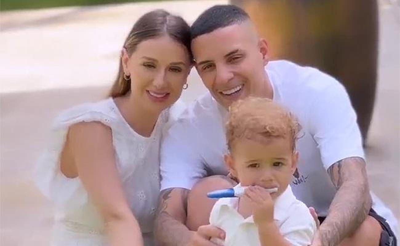 Ao lado da famlia, lateral-esquerdo Guilherme Arana anunciou a gravidez da esposa