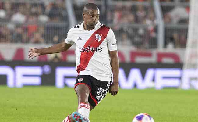 Flamengo abre negociação pelo meia uruguaio De la Cruz, do River Plate