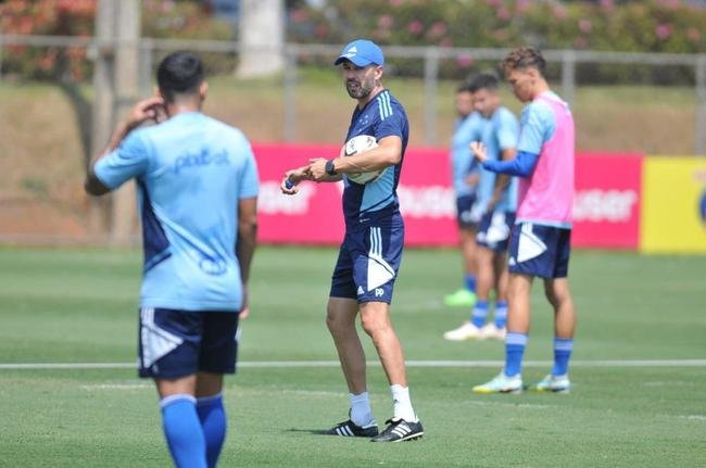 Dia movimentado na Toca: coletiva de Pezzolano, retorno da imprensa ao CT e treino em campo
