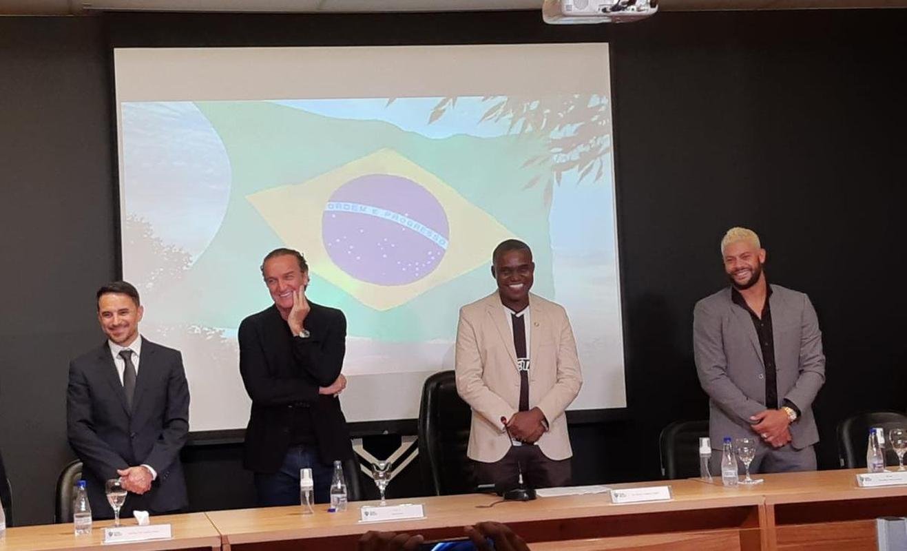 Nesta segunda-feira (6), o diretor de futebol Rodrigo Caetano, o tcnico Cuca e o atacante Hulk, do Atltico, receberam ttulos de cidados honorrios de Belo Horizonte. A iniciativa congratula os alvinegros pelo desempenho esportivo em 2021, com o ttulo do Campeonato Brasileiro.